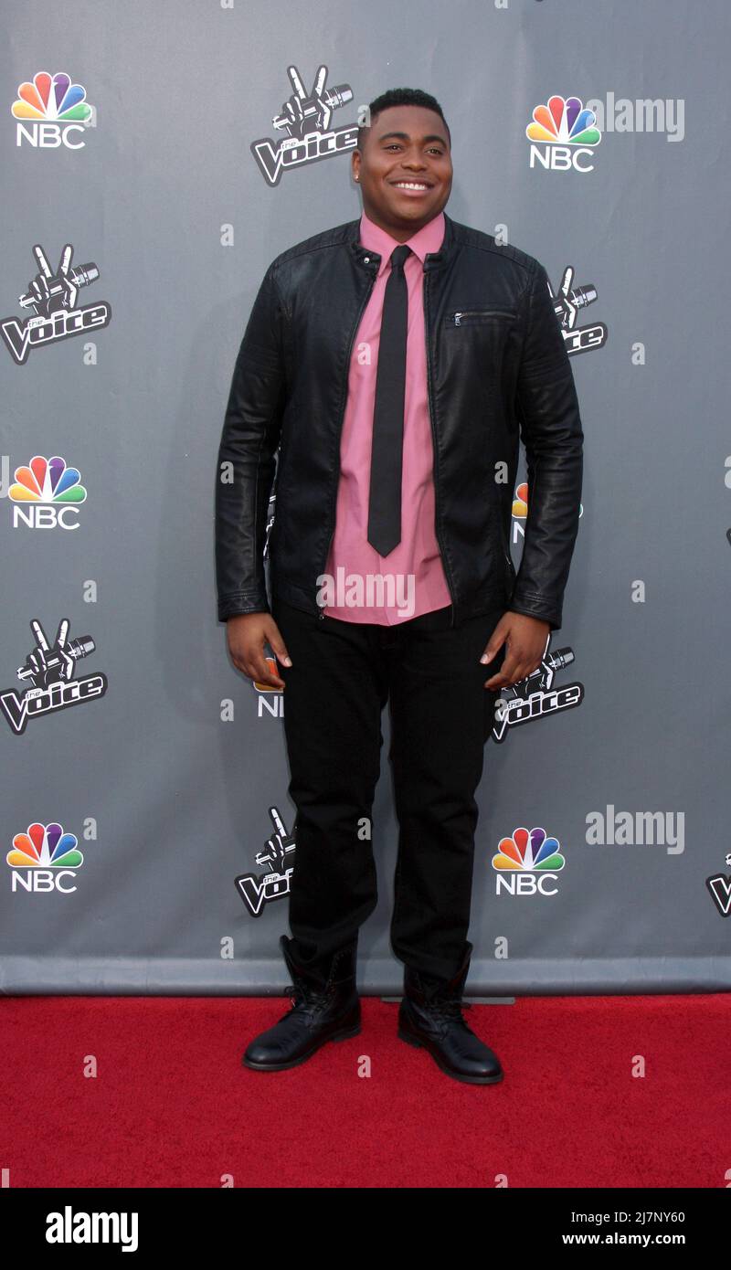 LOS ANGELES - APR 15: T.J. Wilkins alla stagione 'The Voice' 6 della NBC Top 12 Red Carpet Event alla Universal City Walk il 15 aprile 2014 a Los Angeles, CA Foto Stock