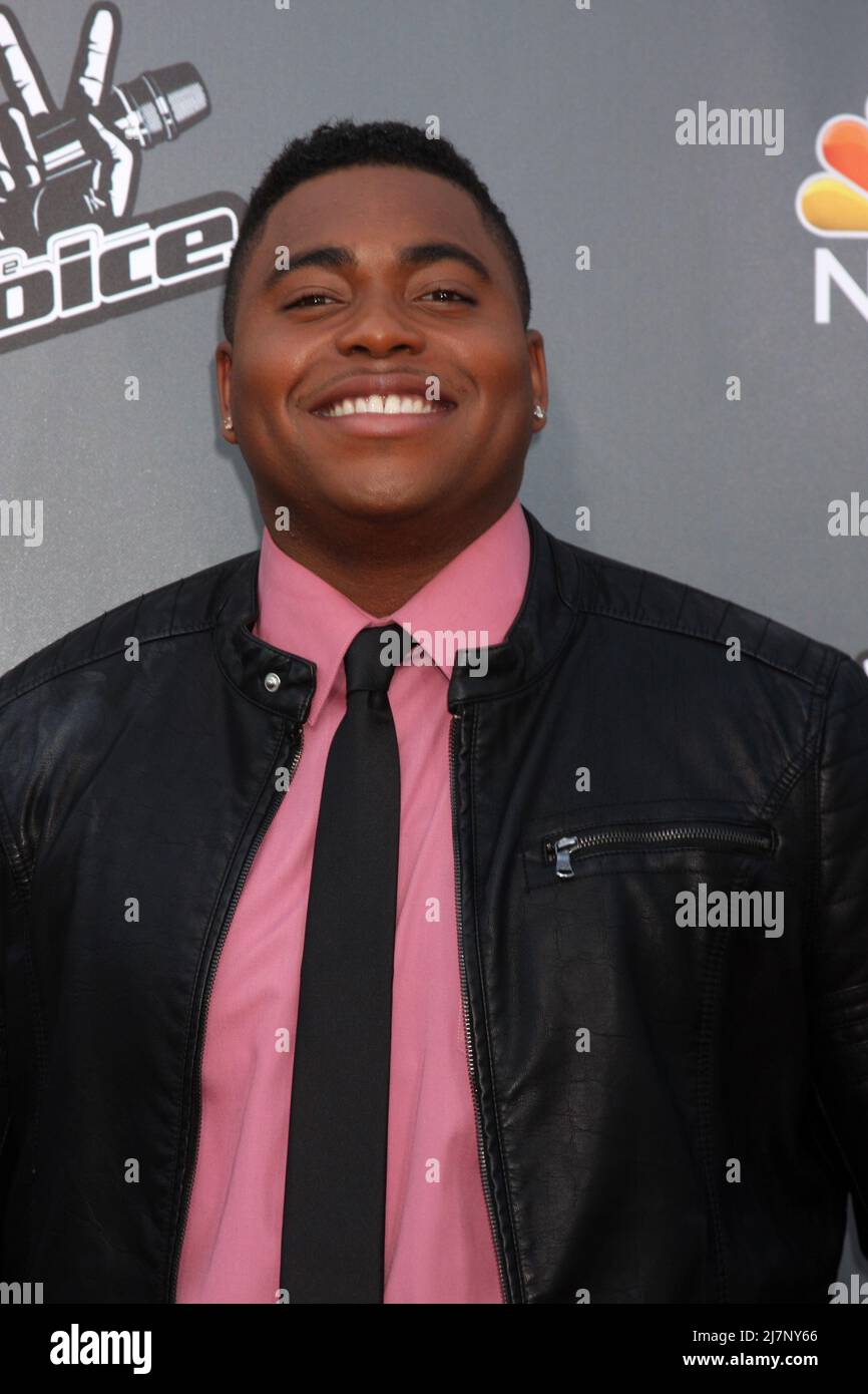 LOS ANGELES - APR 15: T.J. Wilkins alla stagione 'The Voice' 6 della NBC Top 12 Red Carpet Event alla Universal City Walk il 15 aprile 2014 a Los Angeles, CA Foto Stock