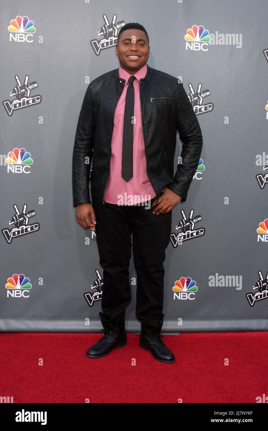 LOS ANGELES - APR 15: T.J. Wilkins alla stagione 'The Voice' 6 della NBC Top 12 Red Carpet Event alla Universal City Walk il 15 aprile 2014 a Los Angeles, CA Foto Stock