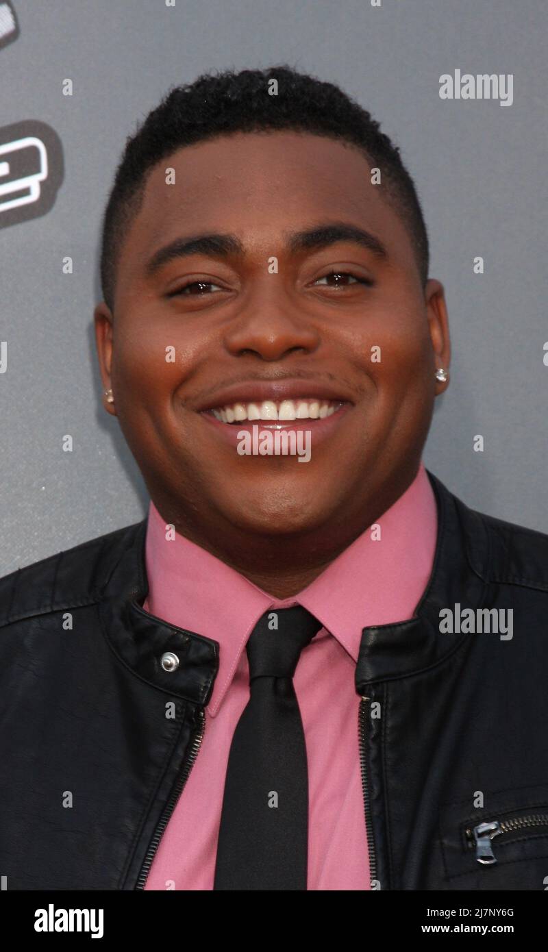 LOS ANGELES - APR 15: T.J. Wilkins alla stagione 'The Voice' 6 della NBC Top 12 Red Carpet Event alla Universal City Walk il 15 aprile 2014 a Los Angeles, CA Foto Stock