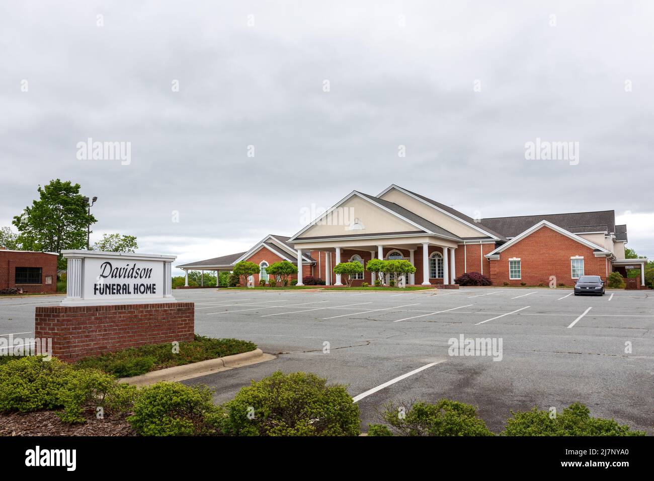 LEXINGTON, NC, USA-8 MAGGIO 2022: La casa funerale Davidson su Main St. Sign e edificio. Foto Stock