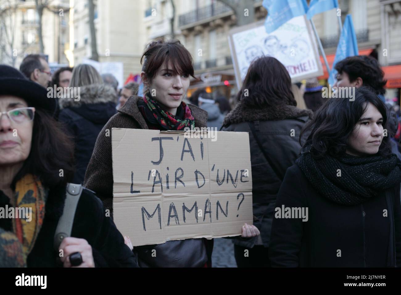 Parigi : manifestation contre le projet de loi anti-avortement en Espagne 01er février 2014. Panneau 'J'ai l'air d'une mamman ?' Foto Stock