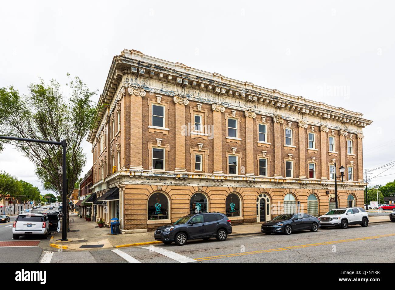 LEXINGTON, NC, USA-8 MAGGIO 2022: Edificio commerciale in mattoni gialli in stile georgiano d'epoca con vista su Main Street. Foto Stock
