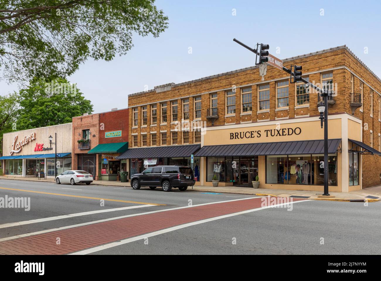 LEXINGTON, NC, USA-8 MAGGIO 2022: Un blocco di edifici per lo più vintage sulla strada principale, tra cui Bruce's Tuxedo, Antiques e Lanier's Ace hardware. Foto Stock