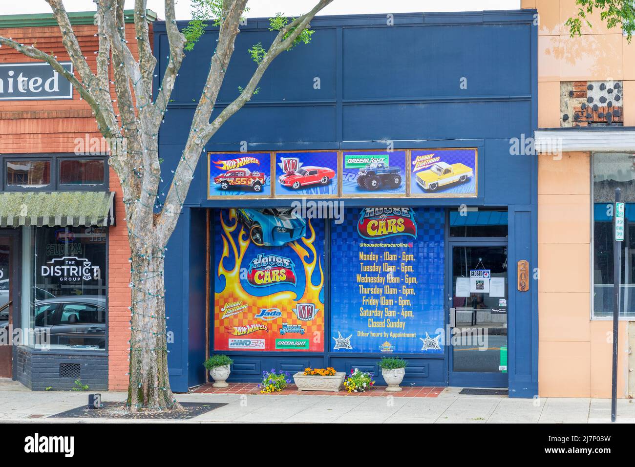 LEXINGTON, NC, USA-8 MAGGIO 2022: Vista frontale colorata della 'Casa delle automobili' su Main Street. Foto Stock