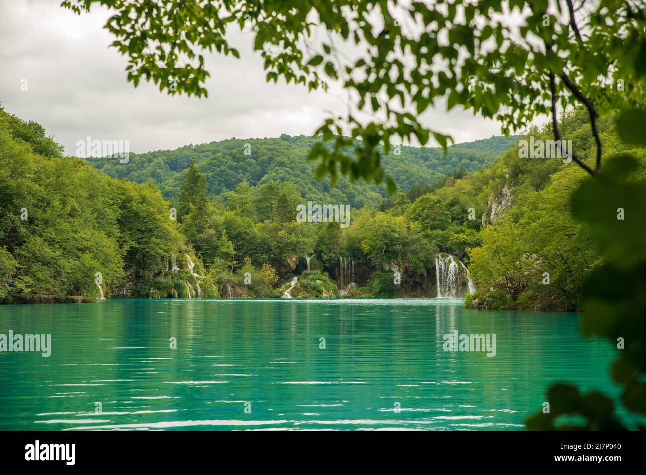 Vista sul lago di Plitvice nel parco nazionale della Croazia Foto Stock