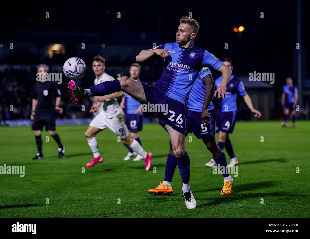 Jason McCarthy di Wycombe Wanderers controlla la palla durante la partita semifinale della Sky Bet League One, prima tappa all'Adams Park, High Wycombe. Data immagine: Giovedì 5 maggio 2022. Foto Stock