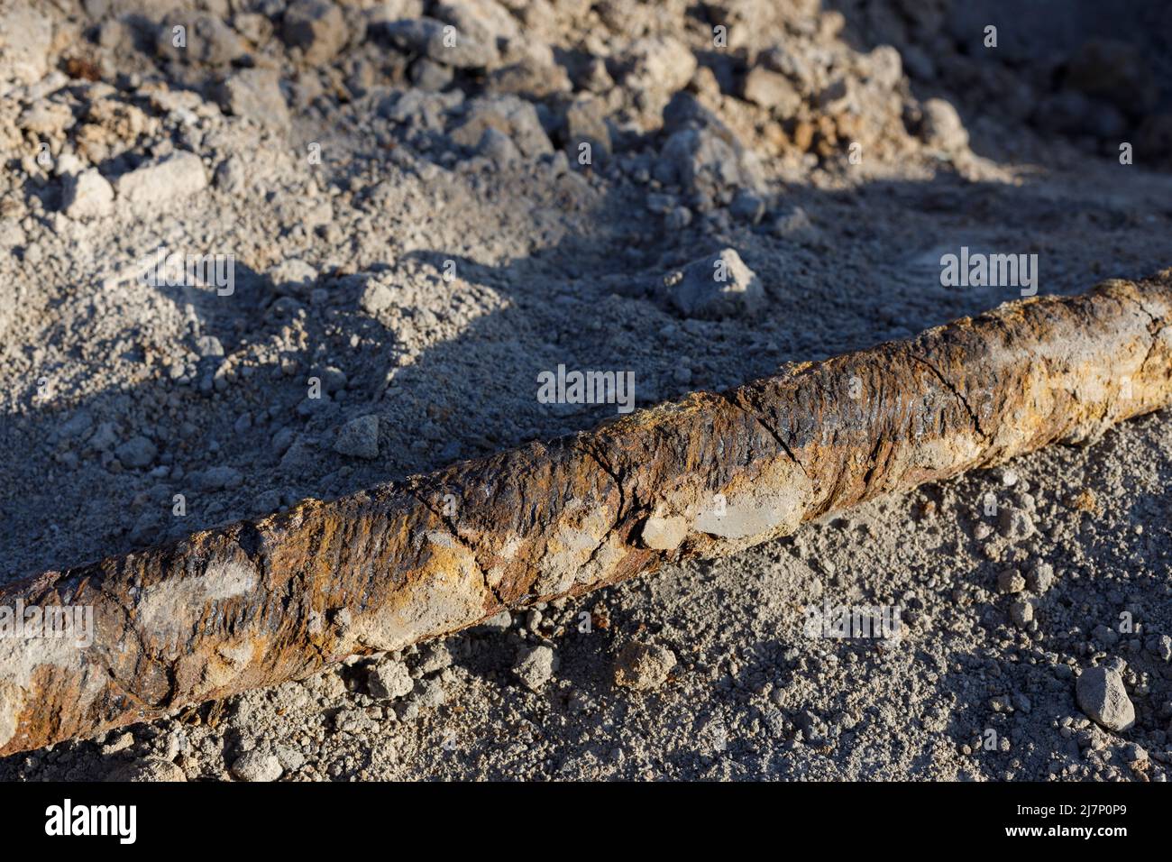 Primo piano del vecchio cavo di massa, segni di corrosione. Lavori di terra, Foto Stock