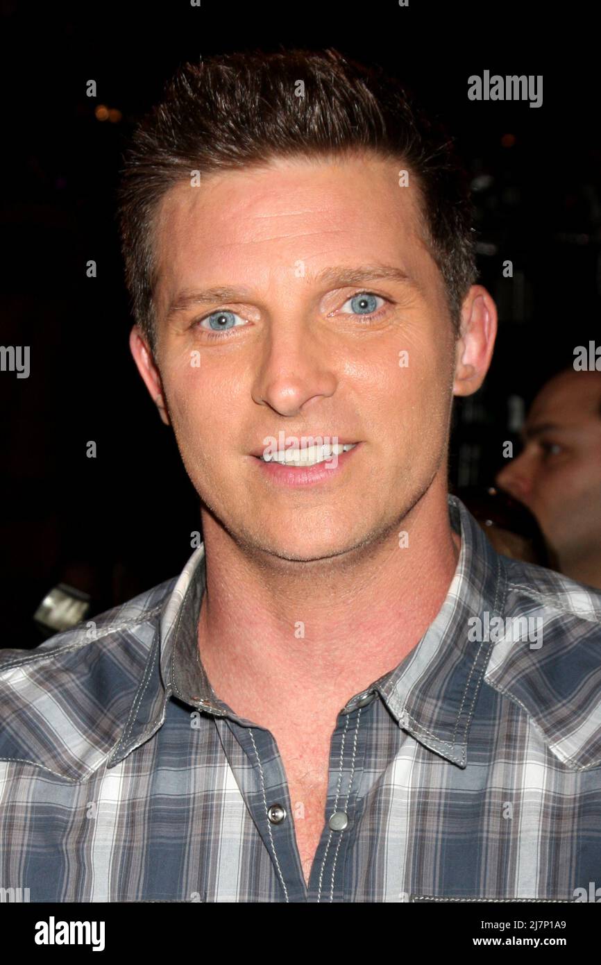 LOS ANGELES - MAR 25: Steve Burton alla torta giovane e irrequieto 41st anniversario alla CBS Television City il 25 marzo 2014 a Los Angeles, CA Foto Stock