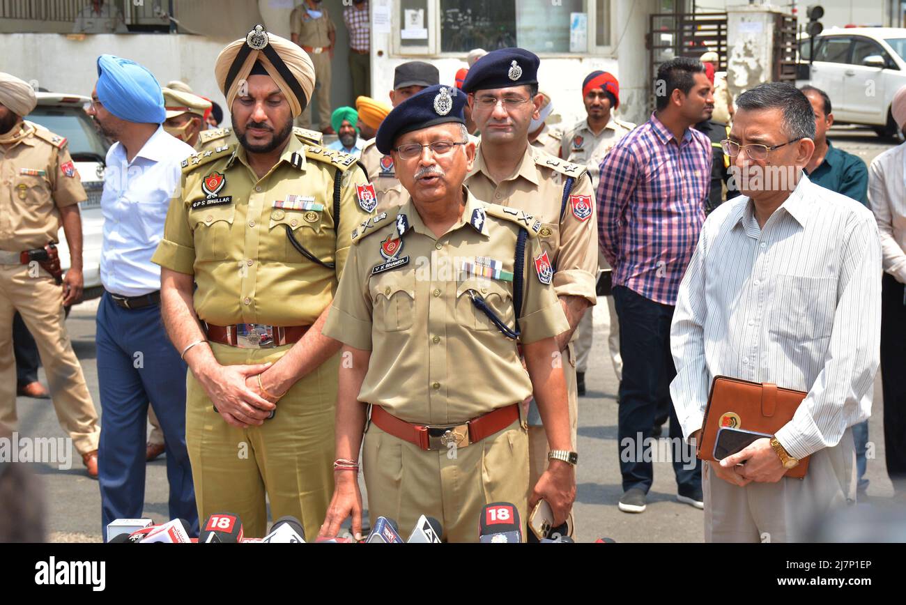 Mohali, India. 10th maggio 2022. MOHALI, INDIA - MAGGIO 10: Direttore generale della polizia (DGP-Punjab) Viresh Kumar Bhawra insieme a funzionari di alto livello si rivolge al personale dei media al di fuori della sede centrale della polizia di Punjab nel settore 77 il 10 maggio 2022 a Mohali, India. Un'esplosione, che si ritiene sia il risultato di un attacco di granata a razzo, si è svolta lunedì sera presso la sede dell'intelligence della polizia di Punjab a Mohali, frantumando i vetri delle finestre su uno dei piani dell'edificio. (Foto di Keshav Singh/Hindustan Times/Sipa USA) Credit: Sipa USA/Alamy Live News Foto Stock