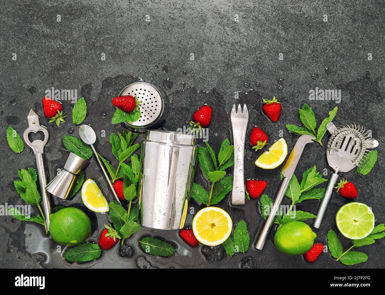 Cocktail alla fragola ingredienti con accessori da bar Foto Stock