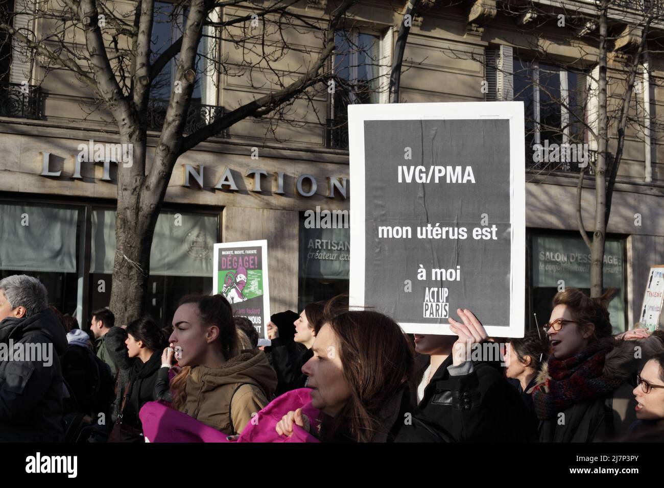 Parigi : manifestation contre le projet de loi anti-avortement en Espagne 01er février 2014. Panneau IVG PMA mon utérus est à moi de Actup Paris Foto Stock