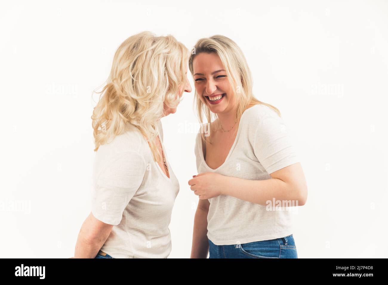 La madre anziana e la figlia adulta overjoyed si divertono insieme, mamma matura felice e bambino millennial grownup in uno studio, si sentono eccitati e ottimisti. Foto di alta qualità Foto Stock