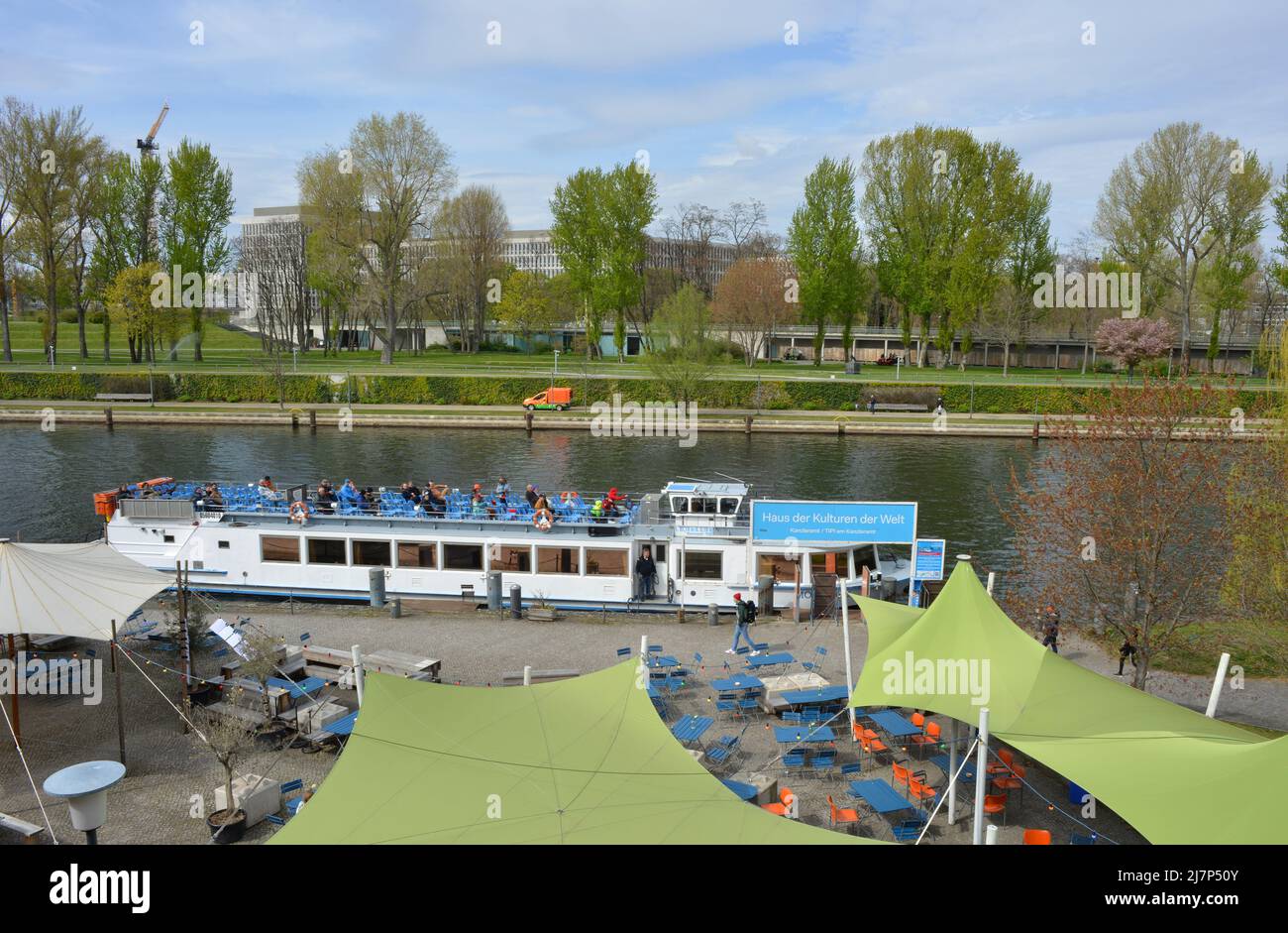 Berlino, Germania, barca turistica passeggeri sul fiume Sprea alla stazione House of World Cultures Foto Stock