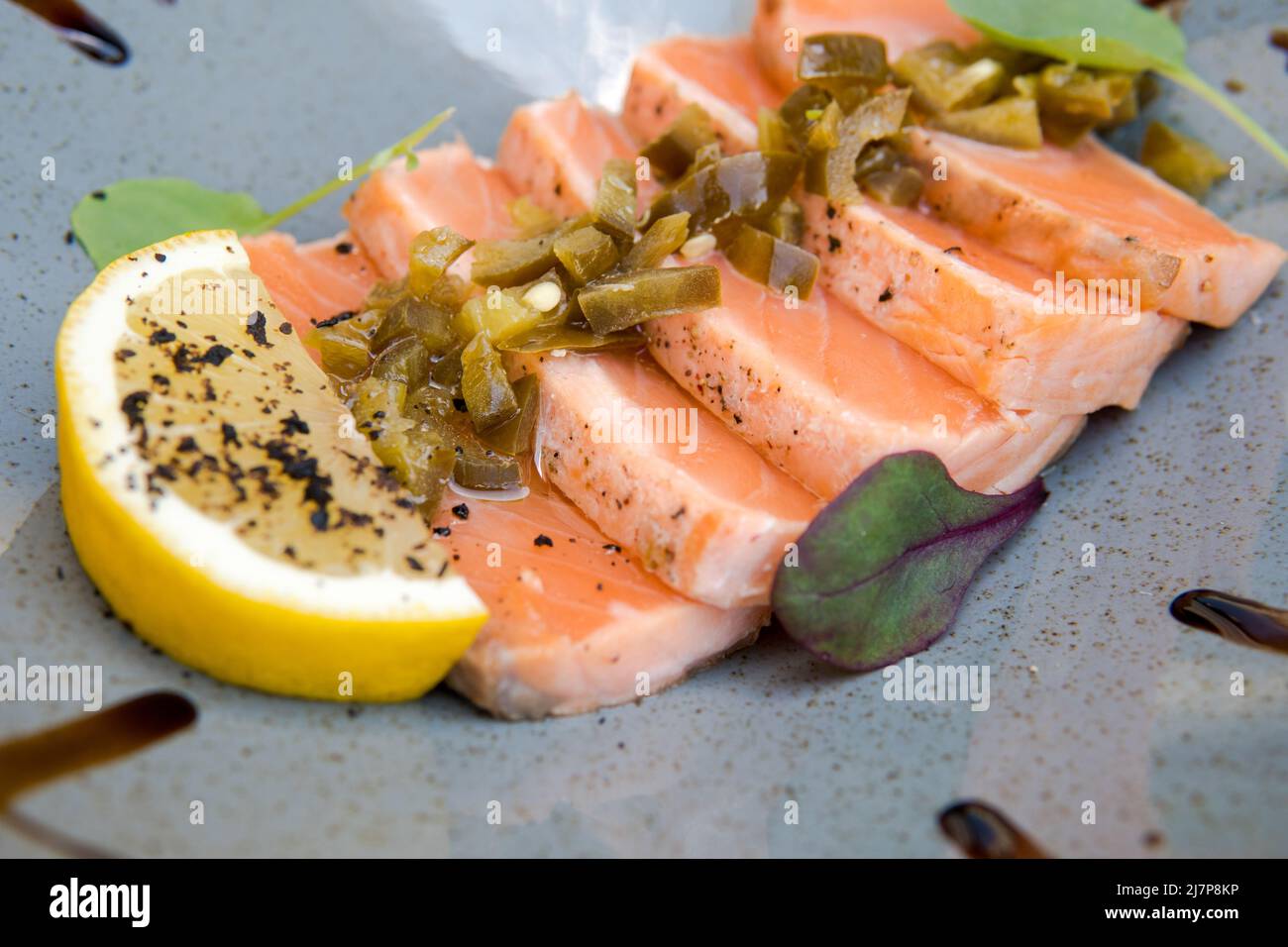 Pesce rosso sotto salsa di Holopen?o e limone Foto Stock