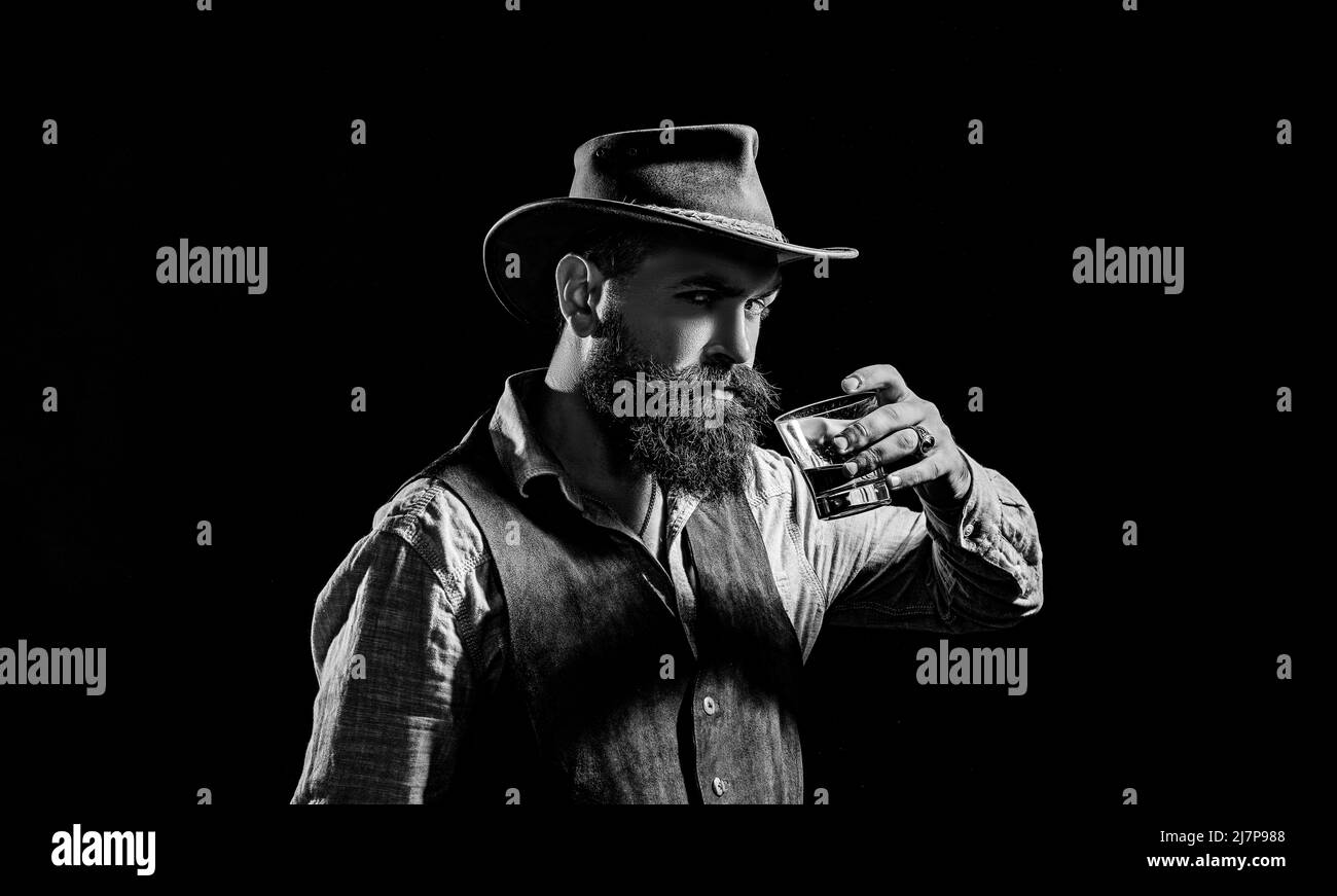 Vecchio whiskey drink tradizionale - bevanda per gentiluomini. Elegante barista uomo con binchè per contenere il bicchiere di whiskey. Uomo ricco ed elegante che tiene un bicchiere di vecchio Foto Stock