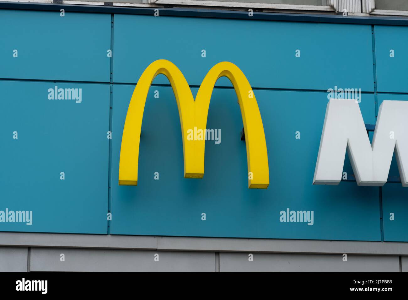RUSSIA, MOSCA - MAR 05, 2022: mcdonalds logo fast hamburger bielorussia, nel pomeriggio fastfood segno per azienda e negozio marca, fuori dieta. Pasto Foto Stock