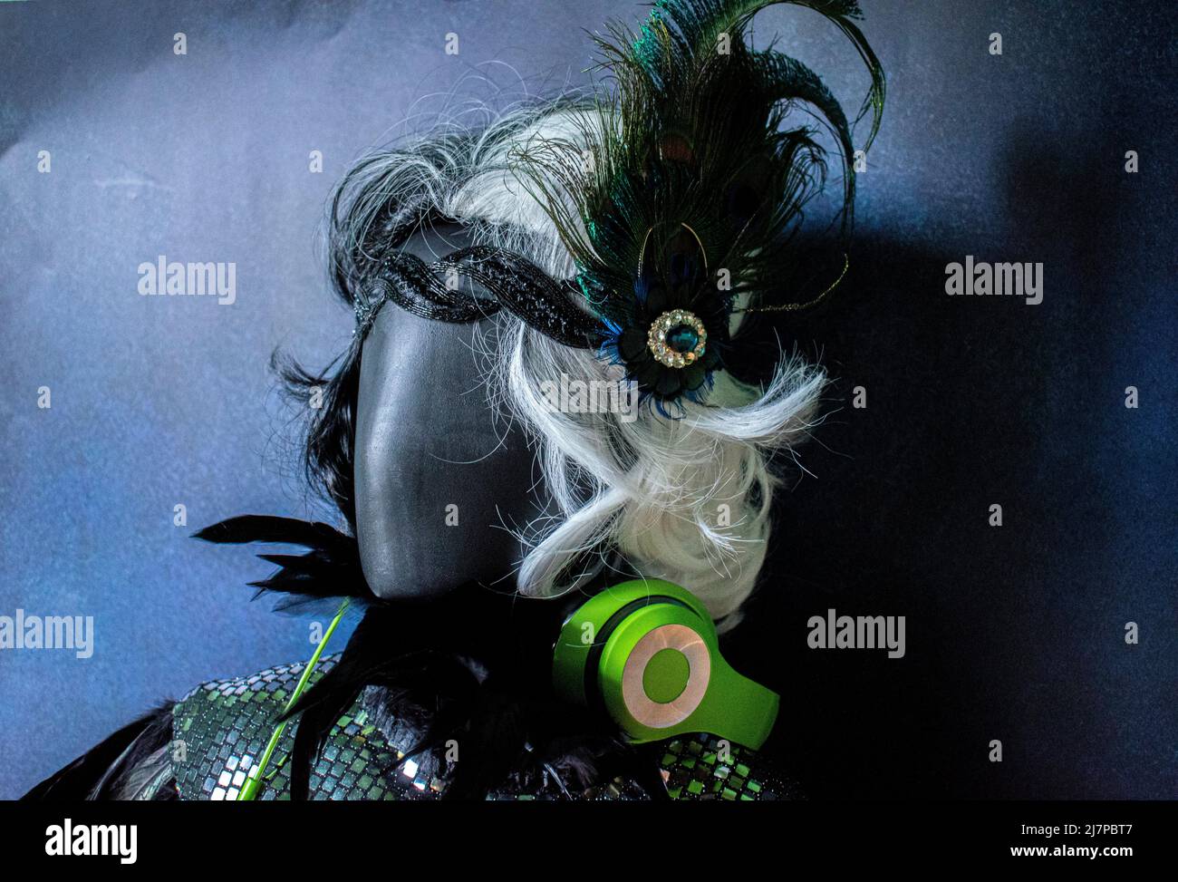 Manichino con fascia in stile 20, parrucca bianca e nera e cuffie moderne. Foto Stock Manichino con fascia in stile 20, parrucca bianca e nera e cuffie moderne. Foto Stock