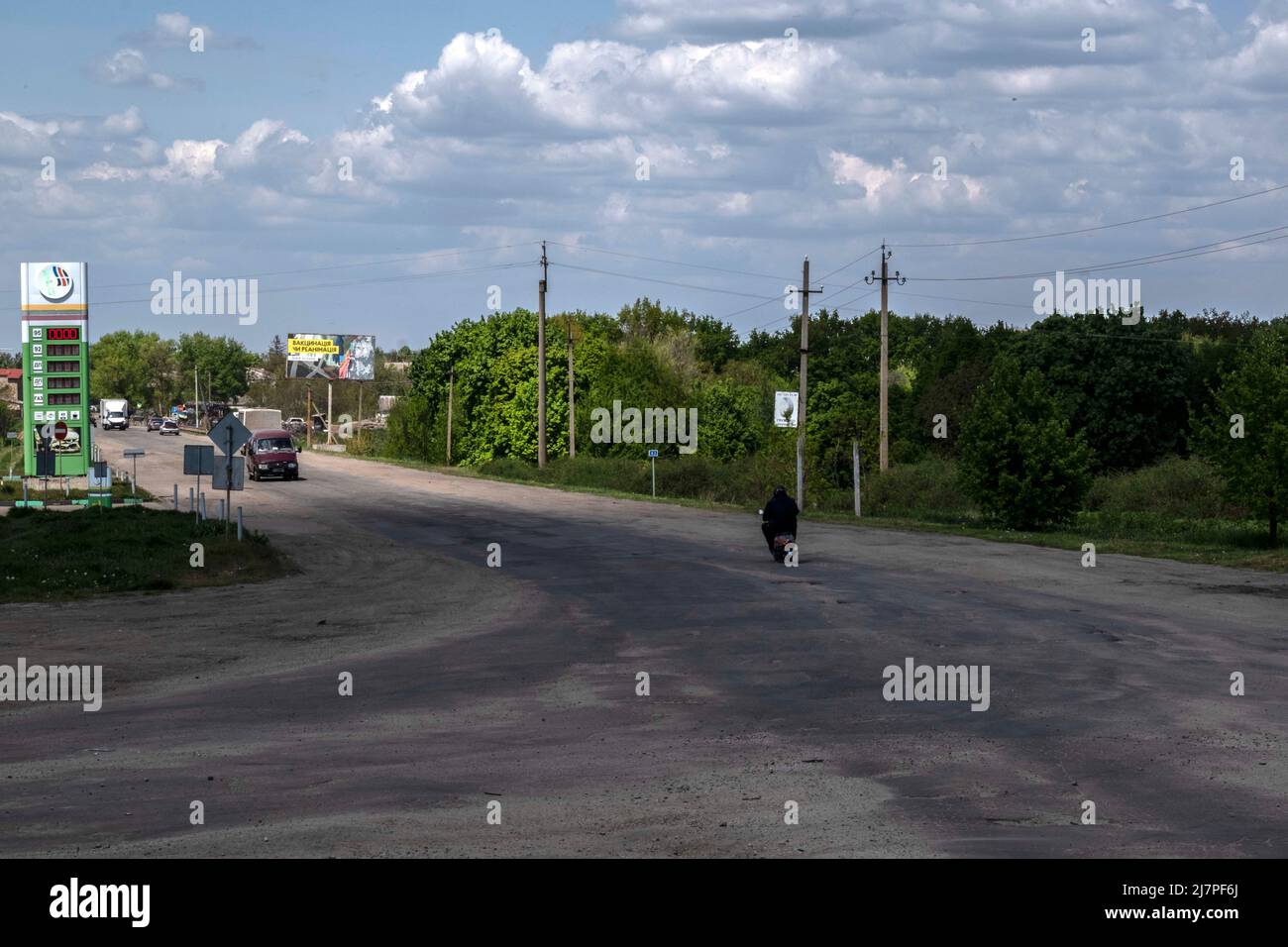Un cartello della stazione di servizio visualizza '0000' per far sapere alla gente che la stazione di servizio non ha carburante, Pokrovske strade. La carenza di carburante rappresenta un grosso problema sia per l'esercito che per i civili. Pokrovske è una piccola città della regione di Dnipropetrovsk Zaporizhia e le regioni di Dnipro sono state al centro degli attacchi russi sin dall'inizio della battaglia per Donbas, ed entrambe fungono da porta d'accesso all'Ucraina interna. La Russia ha invaso l'Ucraina il 24 febbraio 2022, scatenando il più grande attacco militare in Europa dalla seconda guerra mondiale Foto Stock
