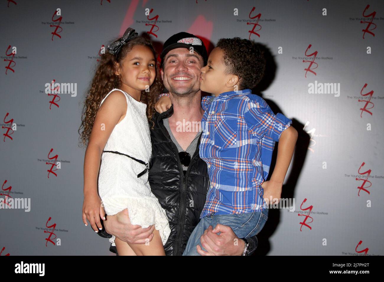 LOS ANGELES - MAR 25: McKenna Roberts, Daniel Goddard, Aiden Clark al giovane e inquieto 41st anniversario Cake alla CBS Television City il 25 marzo 2014 a Los Angeles, CA Foto Stock