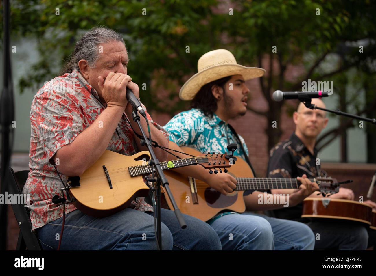 Tulsa, Stati Uniti. 10th maggio 2022. Agaliga Mackey, con Lyle Deiter, a sinistra, e Jared Tyler, a destra, Cantando Dylan's 'i Shall Be' rilasciato' a Cherokee durante il programma per l'apertura del Bob Dylan Center a Tulsa, Oklahoma, martedì 10 maggio 2022. (Foto di Jeff Wheeler/Minneapolis Star Tribune/TNS/Sipa USA) Credit: Sipa USA/Alamy Live News Foto Stock