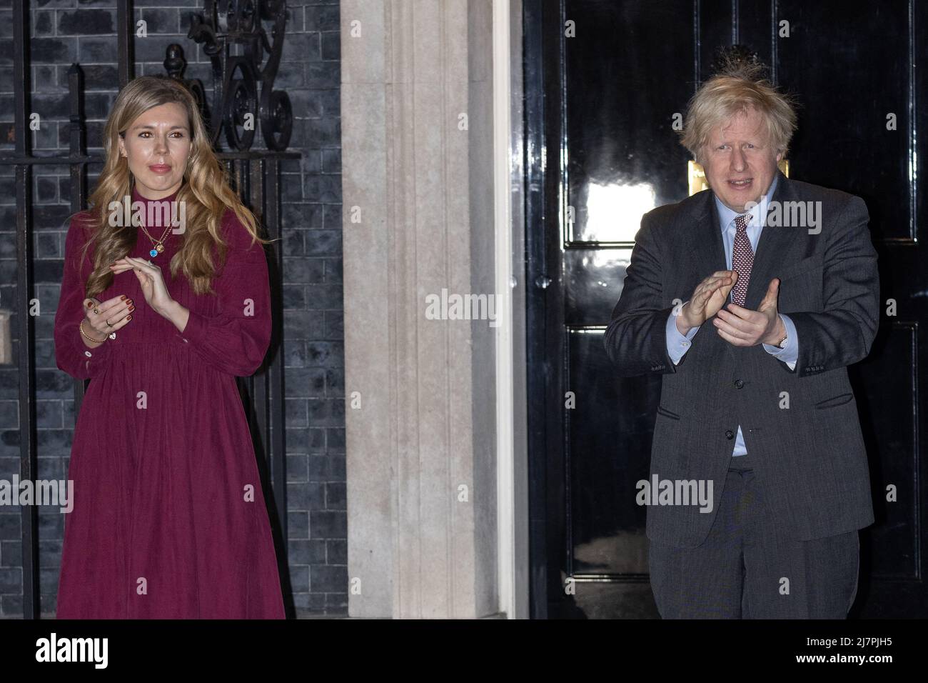 Boris Johnson e Carrie Symonds si aggrappano per il capitano Sir Tom Moore, personale NHS e lavoratori frontline al 10 Downing Street con: Carrie Symonds, Boris Johnson dove: Londra, Regno Unito quando: 03 Feb 2021 Credit: Phil Lewis/WENN Foto Stock