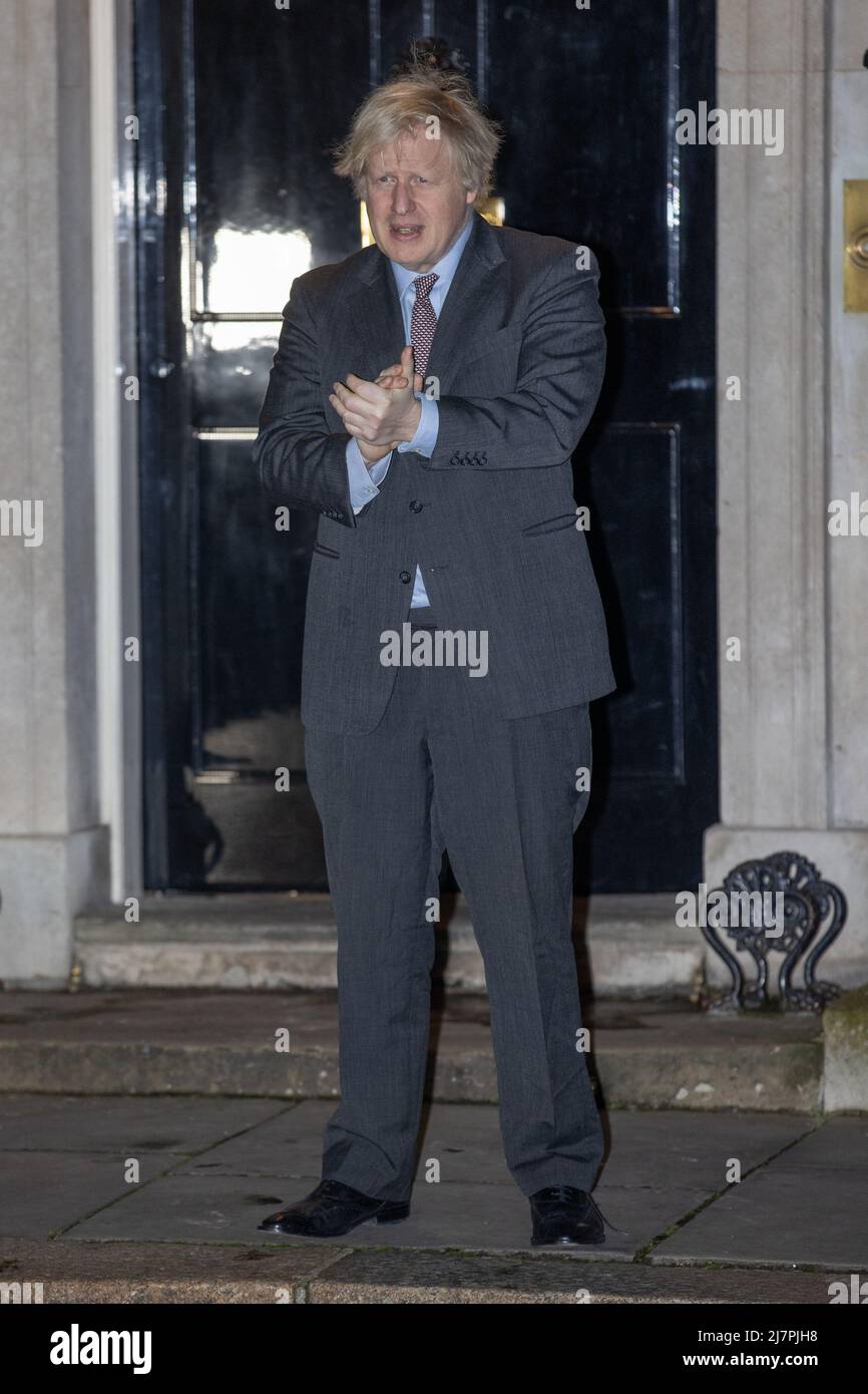 Boris Johnson e Carrie Symonds si aggrappano per il capitano Sir Tom Moore, personale NHS e lavoratori frontline al 10 Downing Street con: Boris Johnson dove: Londra, Regno Unito quando: 03 Feb 2021 Credit: Phil Lewis/WENN Foto Stock
