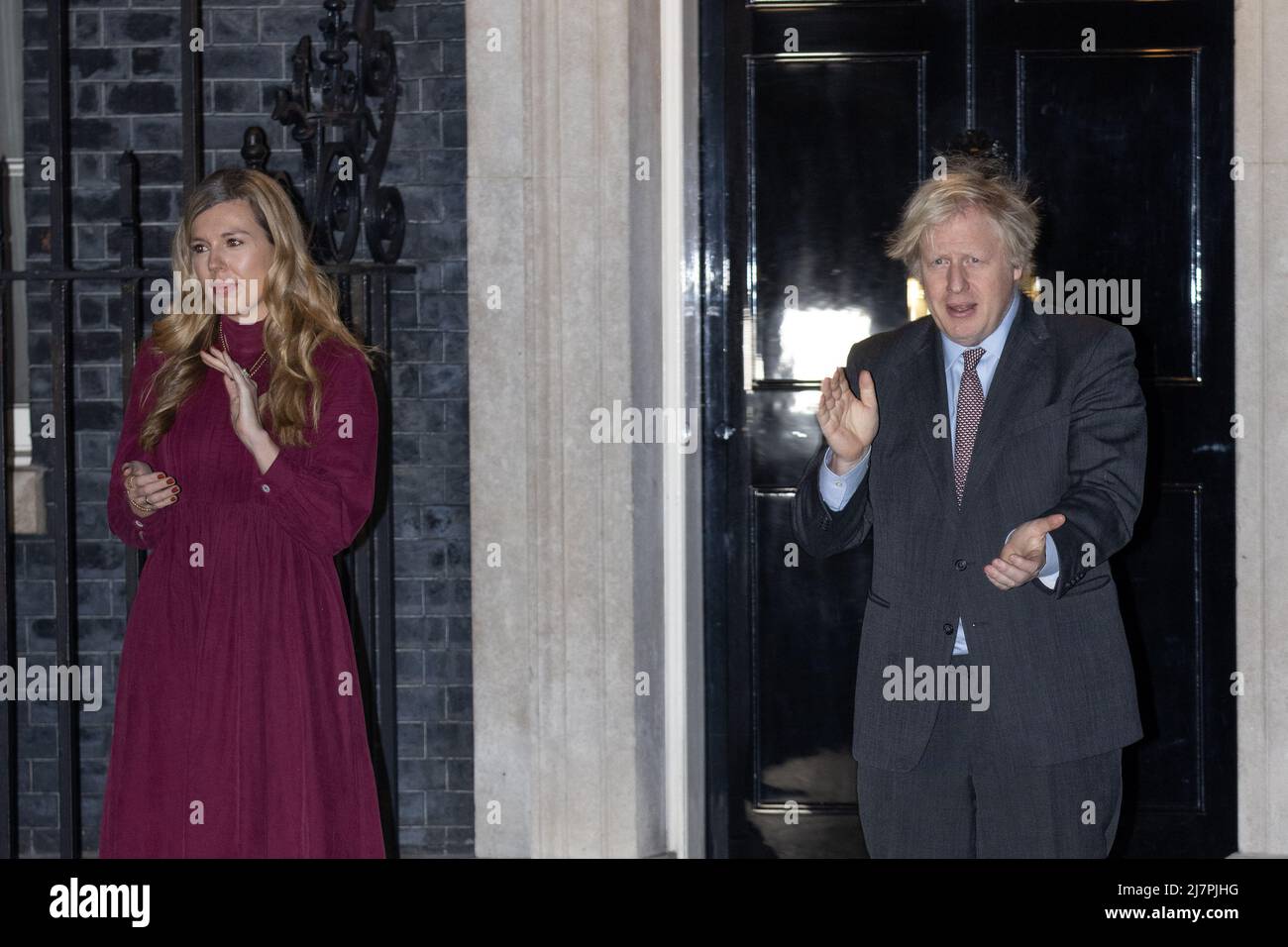 Boris Johnson e Carrie Symonds si aggrappano per il capitano Sir Tom Moore, personale NHS e lavoratori frontline al 10 Downing Street con: Carrie Symonds, Boris Johnson dove: Londra, Regno Unito quando: 03 Feb 2021 Credit: Phil Lewis/WENN Foto Stock