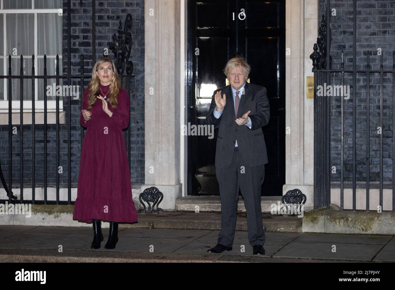 Boris Johnson e Carrie Symonds si aggrappano per il capitano Sir Tom Moore, personale NHS e lavoratori frontline al 10 Downing Street con: Carrie Symonds, Boris Johnson dove: Londra, Regno Unito quando: 03 Feb 2021 Credit: Phil Lewis/WENN Foto Stock