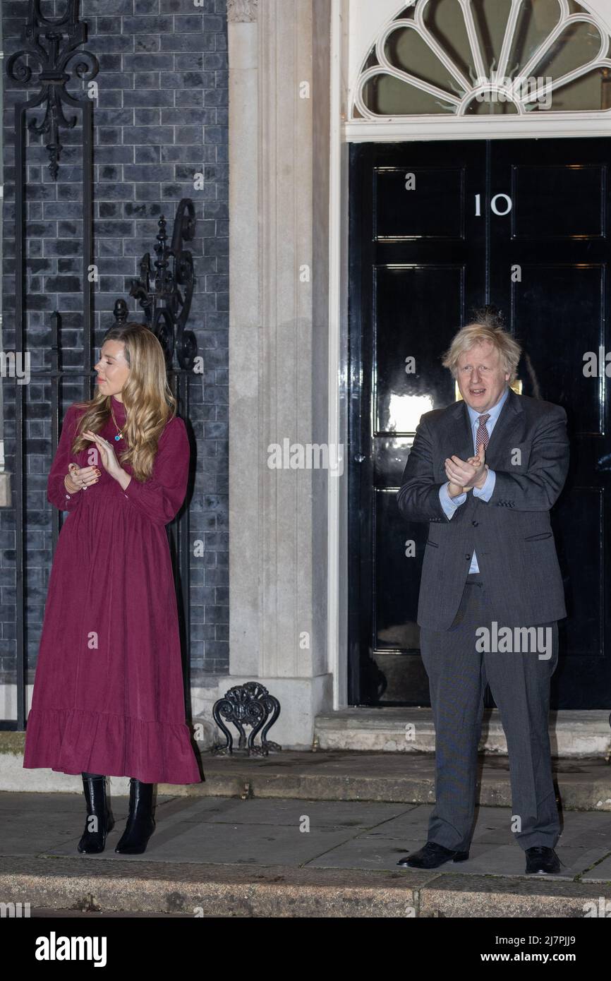 Boris Johnson e Carrie Symonds si aggrappano per il capitano Sir Tom Moore, personale NHS e lavoratori frontline al 10 Downing Street con: Carrie Symonds, Boris Johnson dove: Londra, Regno Unito quando: 03 Feb 2021 Credit: Phil Lewis/WENN Foto Stock