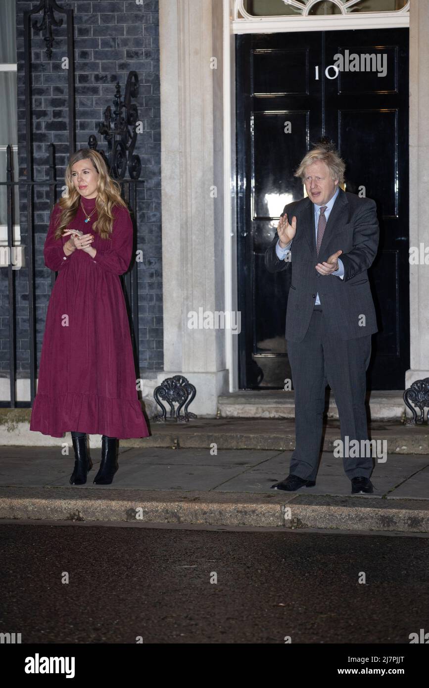 Boris Johnson e Carrie Symonds si aggrappano per il capitano Sir Tom Moore, personale NHS e lavoratori frontline al 10 Downing Street con: Carrie Symonds, Boris Johnson dove: Londra, Regno Unito quando: 03 Feb 2021 Credit: Phil Lewis/WENN Foto Stock