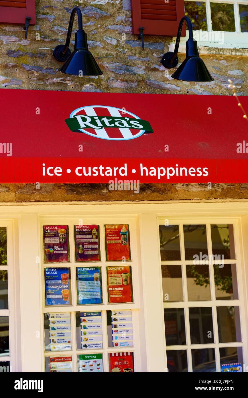 Exton, PA, USA - 10 maggio 2022: Rita's Italian Ice è una catena di ristoranti a servizio rapido di proprietà privata. Ci sono oltre 500 ristoranti in 31 stati, il mo Foto Stock