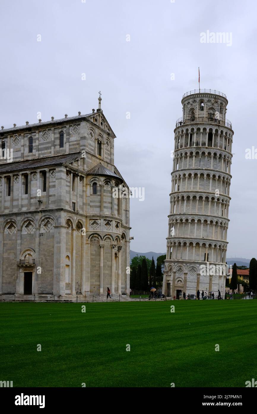 Visita di Piazza dei Miracoli a Pisa in una giornata nuvolosa Foto Stock