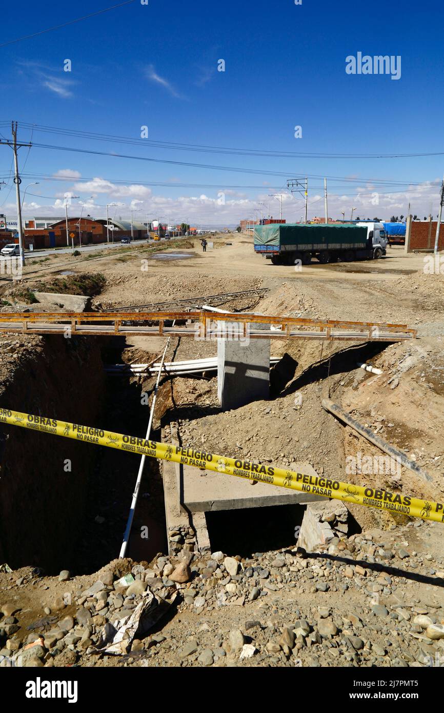 Installazione incompiuta di un nuovo sistema di drenaggio sotterraneo vicino all'autostrada principale nel distretto di Senkata, El Alto, Bolivia Foto Stock