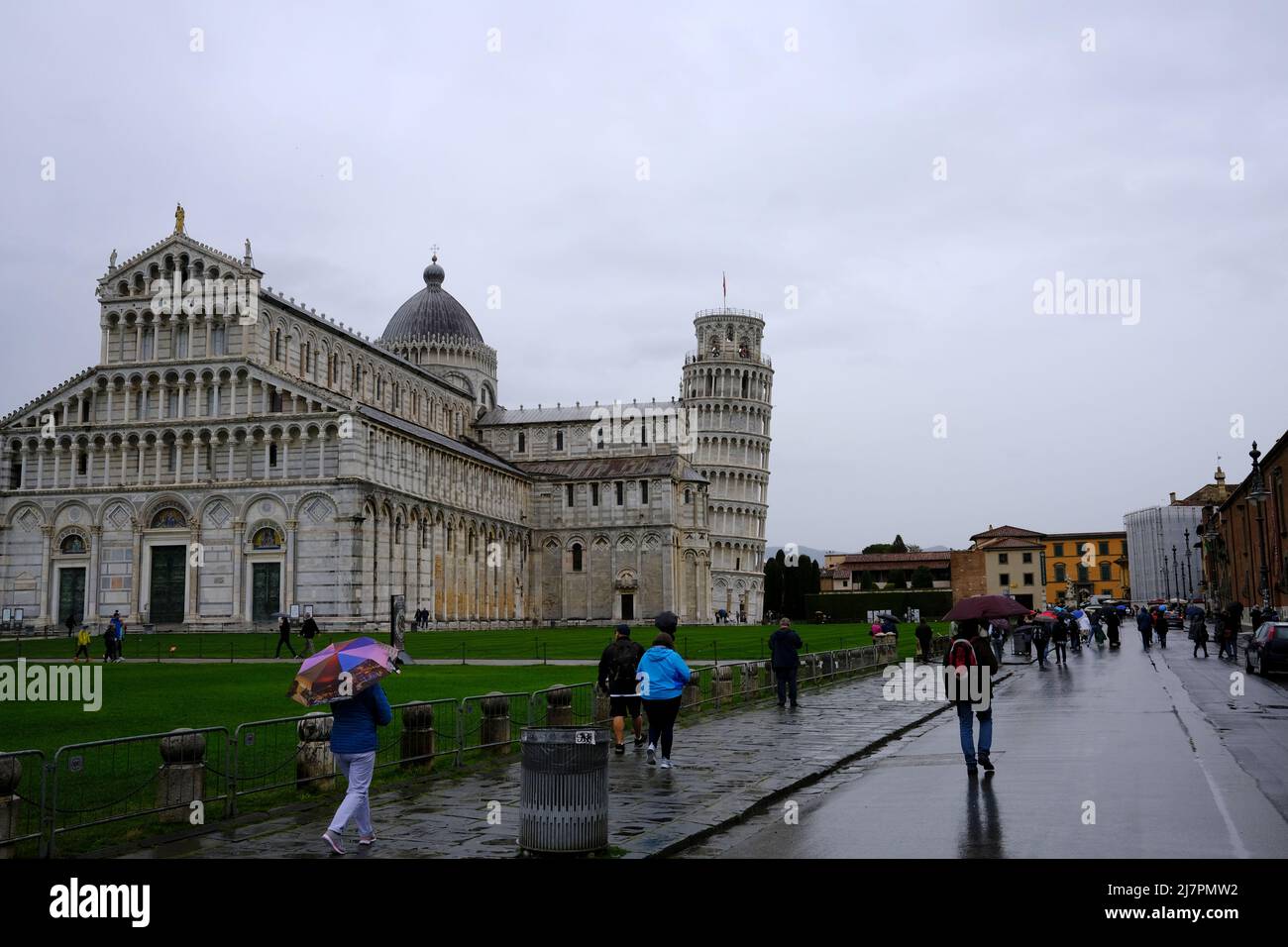 Visita di Piazza dei Miracoli a Pisa in una giornata nuvolosa Foto Stock