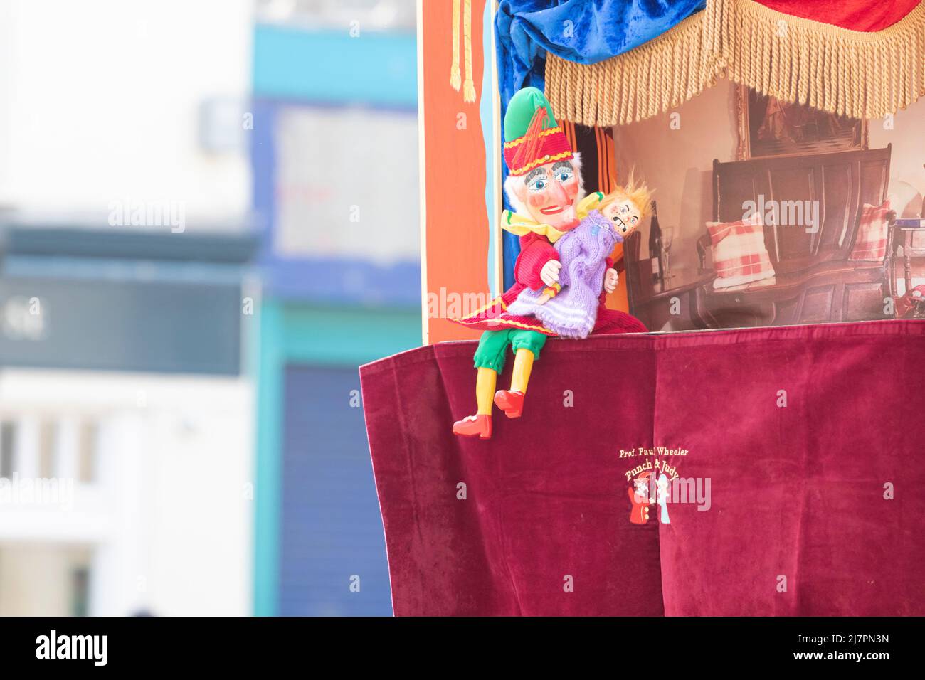 Lo spettacolo di marionette "Punch and Judy" è eseguito dal professor Paul Wheeler sulle strade della storica città mercantile di Bridgwatr (Somerset, Inghilterra) Foto Stock