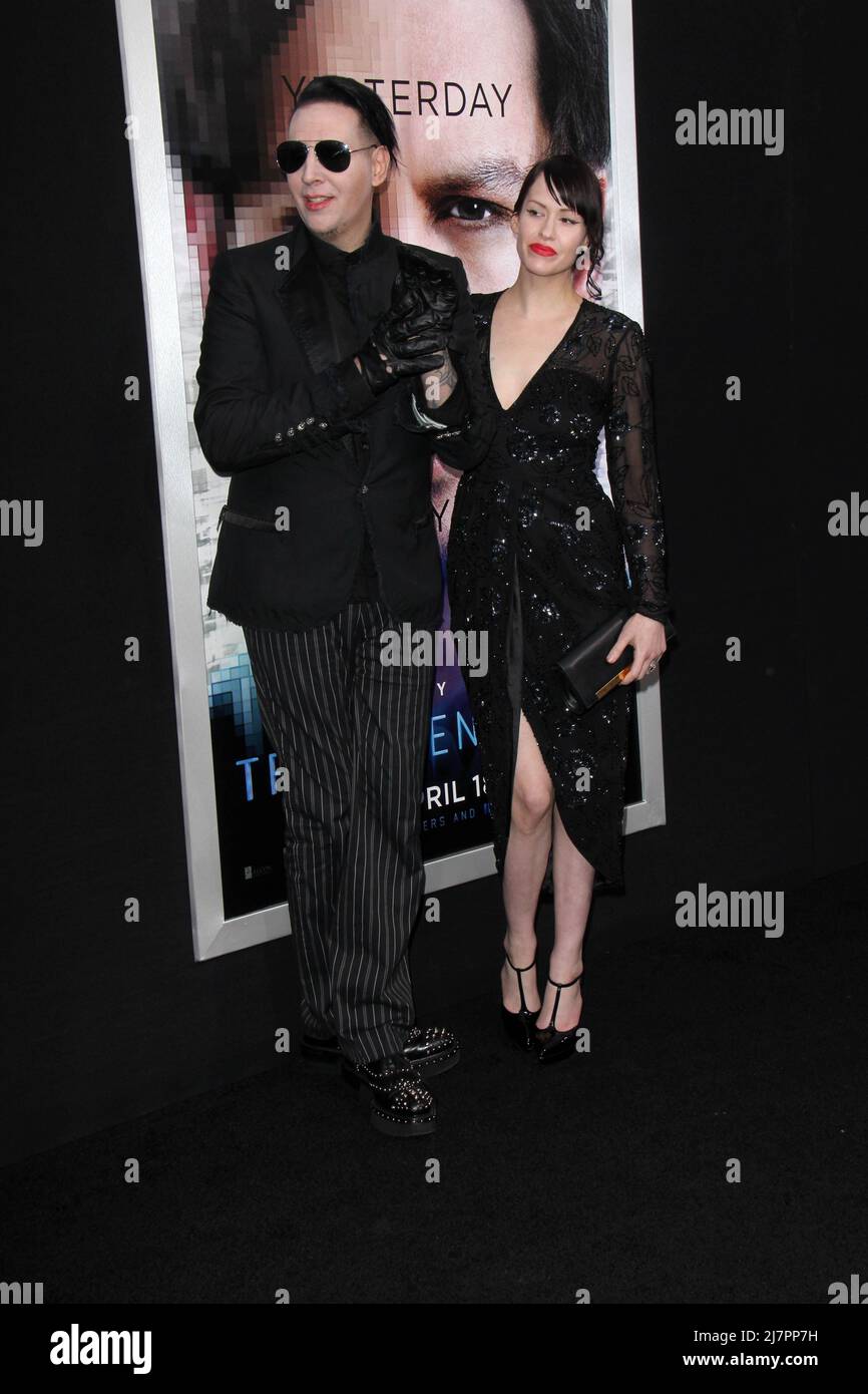 LOS ANGELES - Apr 10: Lindsay Usich, Marilyn Manson al 'trascendence' Premiere al Village Theatre il 10 aprile 2014 a Westwood, CA Foto Stock