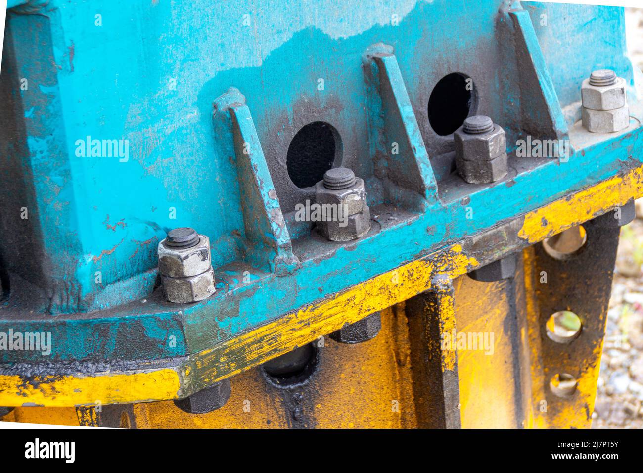 un meccanismo assemblato da due blocchi collegati da un affidabile collegamento imbullonato con un controdado, grandi parti strutturali da smontare durante tran Foto Stock