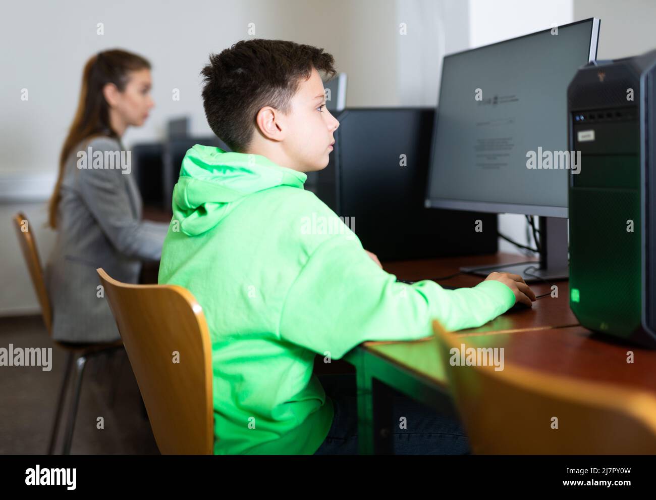 Ragazzi di età presteen che imparano i principi fondamentali della programmazione in college di calcolatore Foto Stock