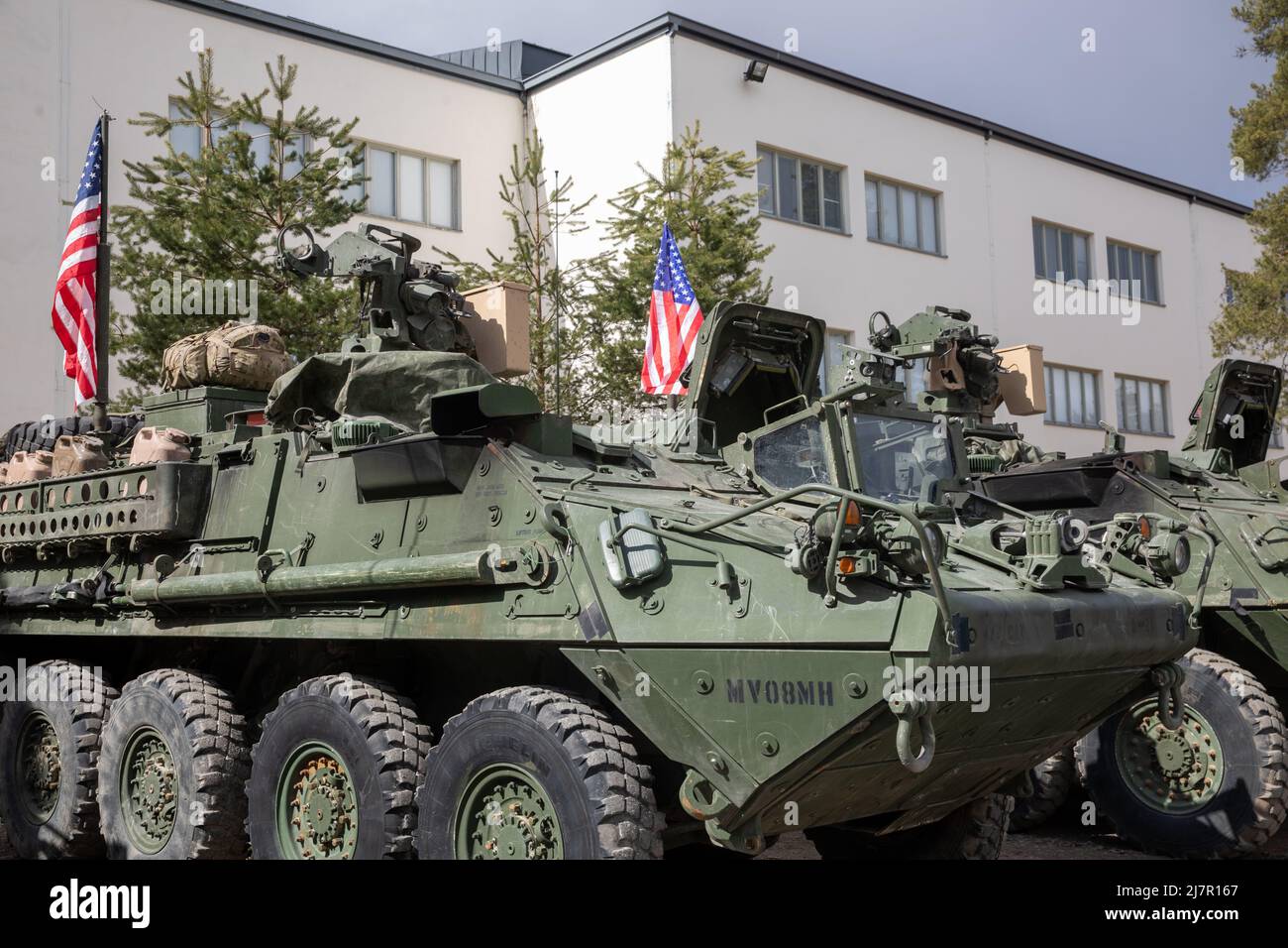 Soldati dell'esercito degli Stati Uniti assegnati al 4th Squadron, 2D Cavalry Regiment pronti loro Strykers per un convoglio a Niinisalo Training Area, Finlandia, 8 maggio 2022. Exercise Arrow è un esercizio multinazionale annuale, pre-pianificato, che si svolge in Finlandia, dove le forze di visita per includere gli Stati Uniti, Regno Unito, Lettonia, E l'Estonia, insieme alle forze di difesa finlandesi, si allenano in impegni di forza-forza ad alta intensità e in un esercizio di fuoco vivo allo scopo di aumentare la disponibilità militare e sviluppare l'interoperabilità tra le nazioni partner partecipanti. (STATI UNITI Esercito foto di SPC. Elizabeth MacPherson) Foto Stock