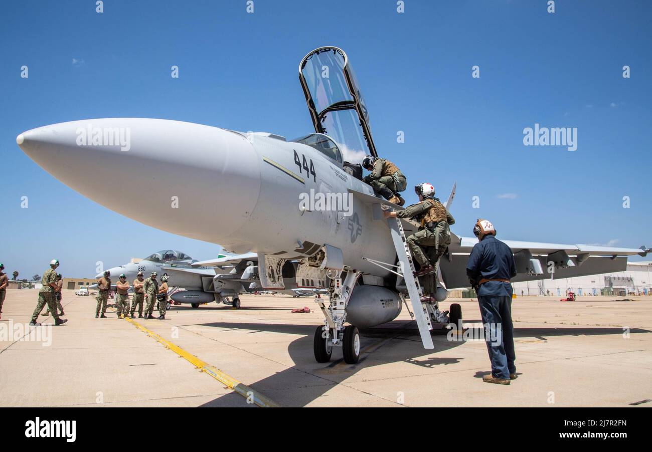 MARINE CORPS AIR STATION MIRAMAR, California (9 maggio 2022) – Vice ADM. Kenneth Whitesell, Comandante, Naval Air Forces, TOP, e il Lt. John Tonkovich salgono nella cabina di pilotaggio di un blocco F/A-18F III Super Hornet assegnato ai “Vampiri” di Air Test and Evaluation Squadron (VX) 9, maggio 9. F/A-18F Block III è un'aggiunta fondamentale alla "Air Wing of the Future" insieme alla F-35C Lightning II, CMV-22 Osprey e alla e-2D Advanced Hawkeye, che offre funzionalità avanzate e versatilità ineguagliabile per operare e vincere in qualsiasi ambiente come parte di una Carrier Air Wing. (STATI UNITI Foto Navy di Mass Communication Speci Foto Stock