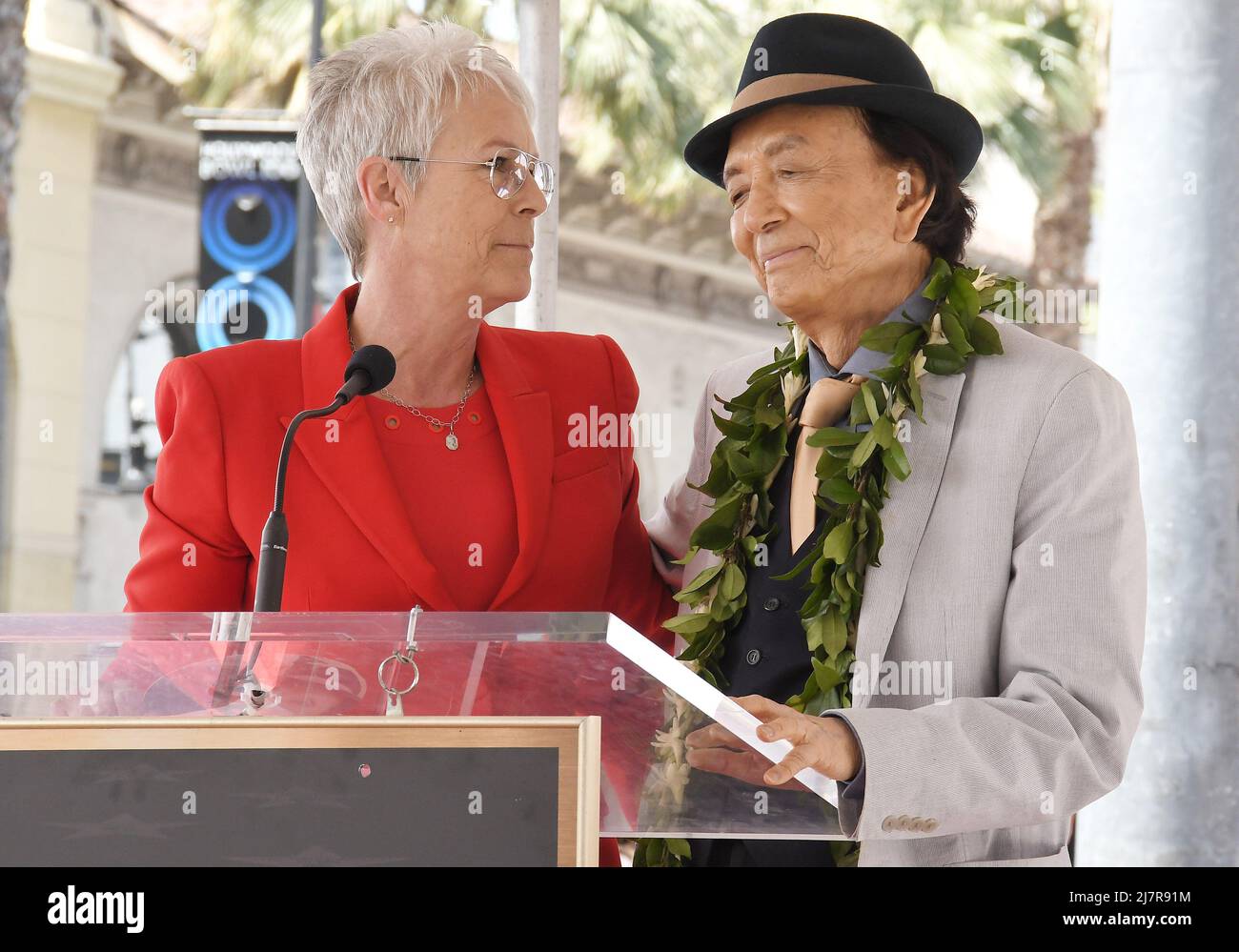 Los Angeles, Stati Uniti. 10th maggio 2022. (L-R) Jamie Lee Curtis e James Hong al James Hong Star sulla Hollywood Walk of Fame Ceremony tenuto di fronte a Madame Tussauds Hollywood a Hollywood, CA martedì 10 maggio 2022. (Foto di Sthanlee B. Mirador/Sipa USA) Credit: Sipa USA/Alamy Live News Foto Stock