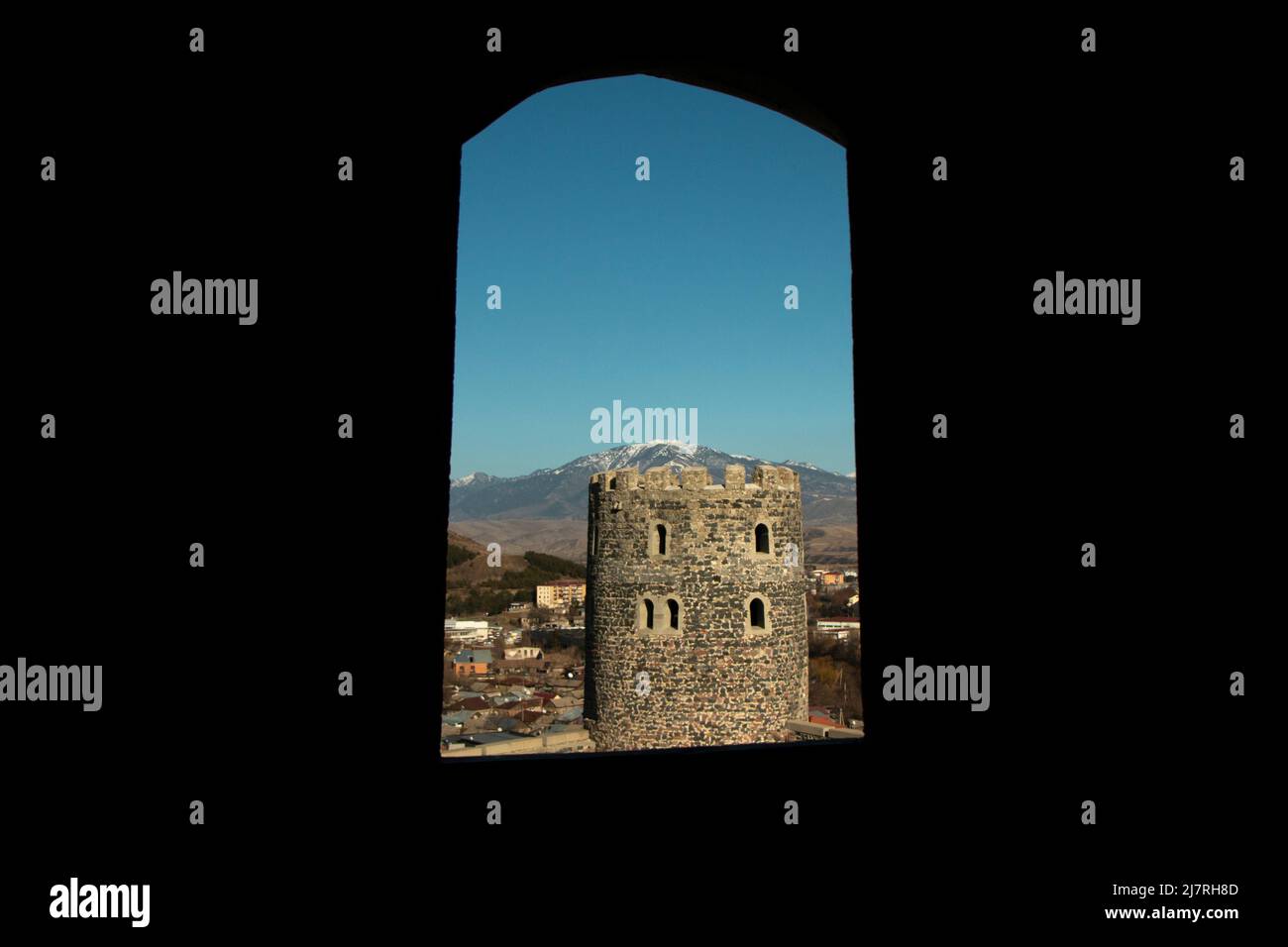 Vista della torre antica. Finestra con vista sulla città. Dettagli del viaggio in Georgia. Vecchio mondo. Foto Stock