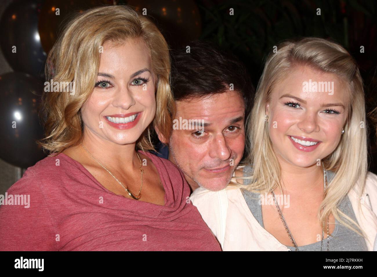 LOS ANGELES - MAR 25: Jessica Collins, Kelli Goss, Hunter King, Max Erlich alla torta giovane e irrequieto 41st anniversario alla CBS Television City il 25 marzo 2014 a Los Angeles, CA Foto Stock