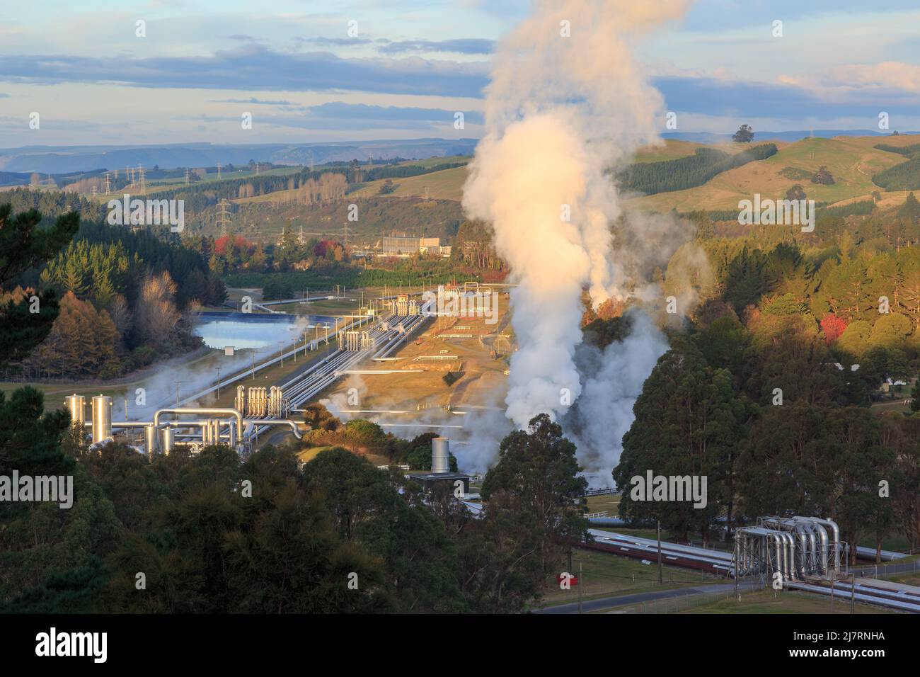 Il vapore sale dalla centrale geotermica di Wairakei vicino a Taupo, Nuova Zelanda Foto Stock