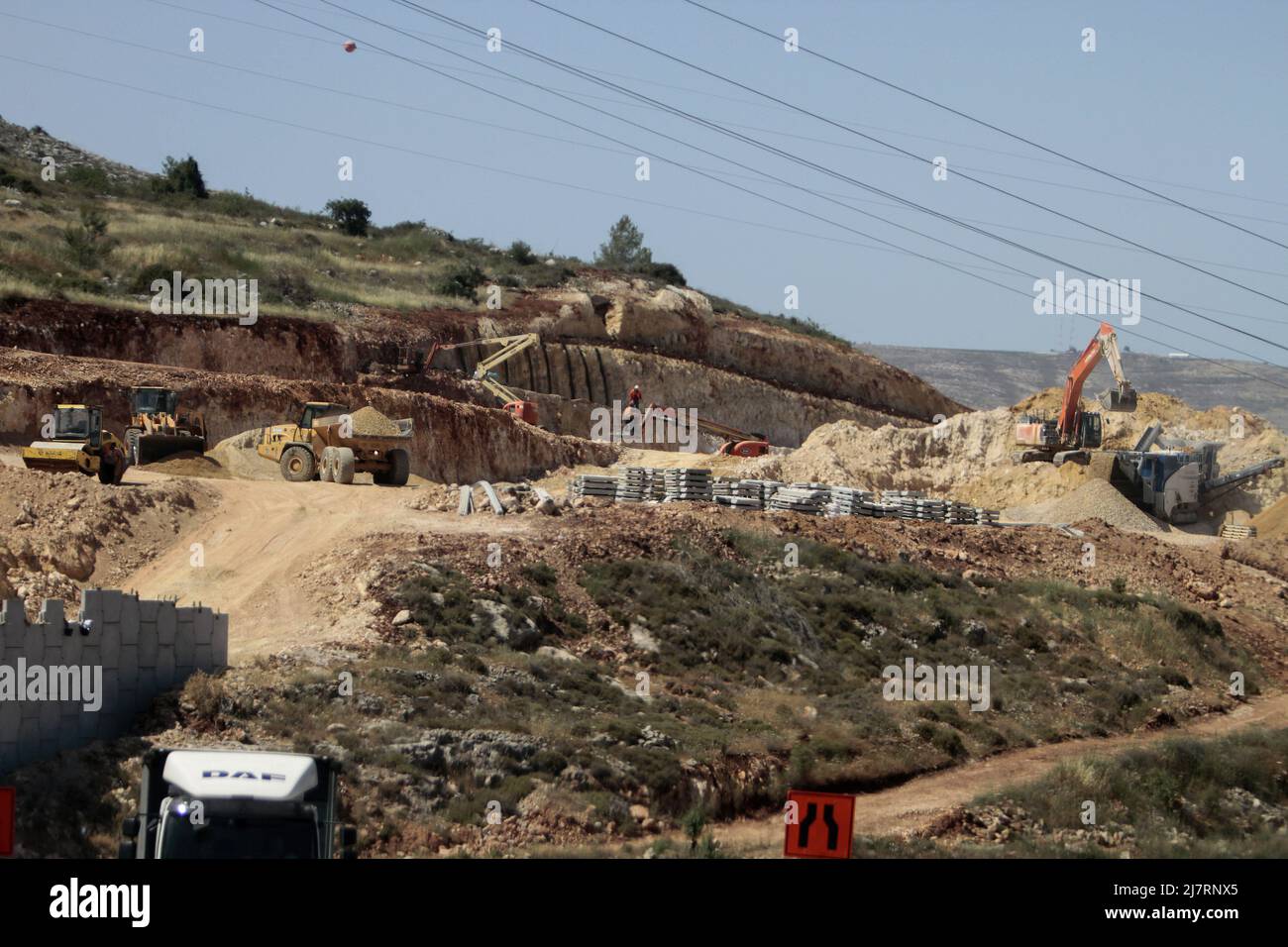 Nablus, Palestina. 10th maggio 2022. I bulldozer stanno lavorando per costruire un nuovo insediamento in Cisgiordania dopo che il ministro della Difesa israeliano Benny Gantz ha approvato l'unificazione del consiglio di due insediamenti ebrei per la prima volta in 24 anni. Credit: SOPA Images Limited/Alamy Live News Foto Stock