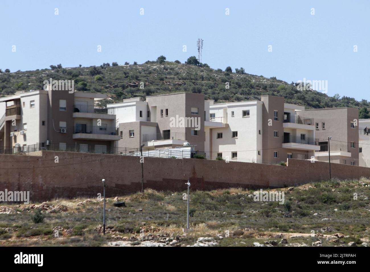 Nablus, Palestina. 10th maggio 2022. Visione generale dei nuovi edifici nell'insediamento ebraico di Shafeet Rahil, a sud di Nablus in Cisgiordania, dopo che il ministro della Difesa israeliano Benny Gantz ha approvato l'unificazione del consiglio di due insediamenti ebraici per la prima volta in 24 anni. (Foto di Nasser Ishtayeh/SOPA Images/Sipa USA) Credit: Sipa USA/Alamy Live News Foto Stock