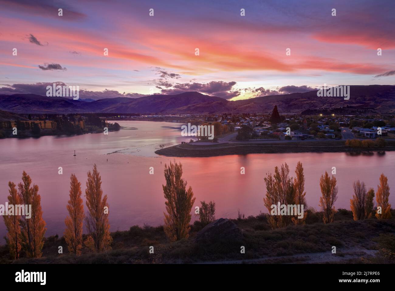 Il sole tramonta sulla città di Cromwell e il lago Dunstan nell'Isola del Sud della Nuova Zelanda Foto Stock