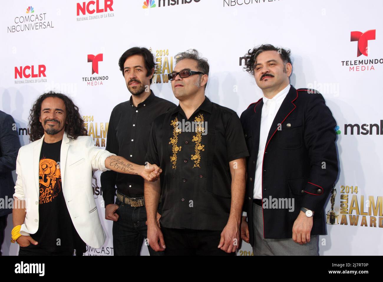 LOS ANGELES - Oct 10: Cafe Tacvba al NCLR ALMA Awards 2014 Arrivi al Civic Auditorium il 10 ottobre 2014 a Pasadena, CA Foto Stock