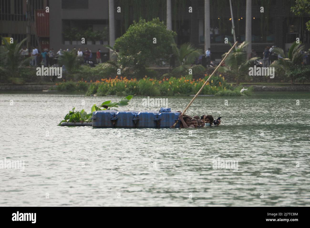 Colombo, Sri Lanka.9th Maggio 2022. I manifestanti infuridati anti-governativi hanno spinto decine di persone nel lago poco profondo di Beira vicino agli alberi del Tempio. Foto Stock